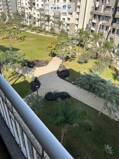 Apartment for rent in Madinaty, 200 square meters, with a great view and prime location. Layout: 3 bedrooms + living room + 3 bathrooms + reception +