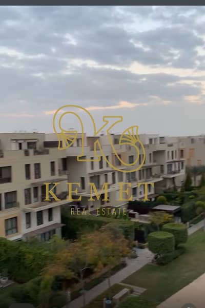 تريبلكس ريسيل بإيست تاون 361م² + روف 79م²، 3 مستويات، 3 غرف منهم ماستر، ليفينج، جناح روف وحمام. عمولة المشتري 1.5%.