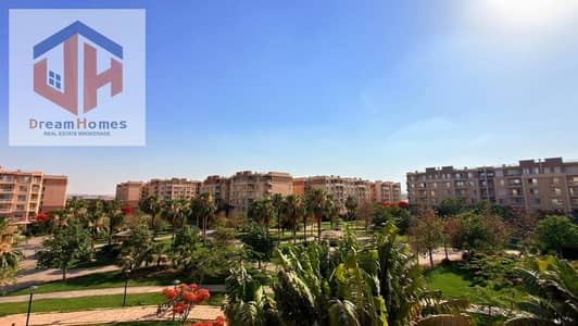 شقه للايجار قانون بمدينتي  B11 بالمطبخ والتكيفات