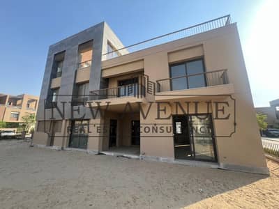 تاون هاوس للبيع في ديستريكت 5 من مراكز District 5 Marakez بموقف سيارات خاص تحت الأرض وجاردن موقع مميز جدًا وجاهز للاستلام
