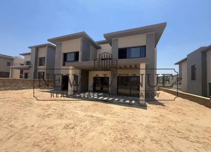 سوان ليك ريزيدنس Swan Lake Residence فيلا مستقلة للبيع على فيو مساحات خضراء واسعة لوكيشن مميز