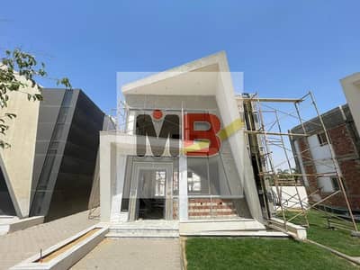 Near the British University and Carrefour El Shorouk, villa for sale with a live view and a 200m² garden, suitable for a swimming pool