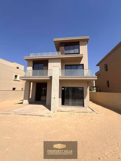 For sale, a luxurious villa available for immediate possession in Sheikh Zayed from SODIC, next to Emaar and ora
