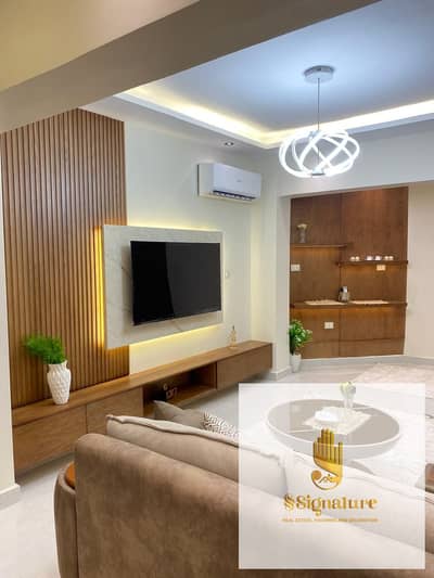 Fully furnished ground-floor studio for rent (daily or monthly) with hotel-style amenities, located in Al-Bustan Compound, First Settlement, featuring
