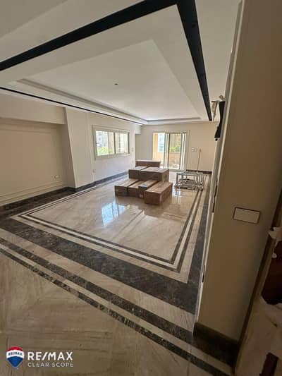 شقه للايجار فى كمبوند ذا سكوير بالمطبخ والتكييفات.