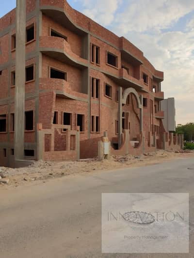 Palace in the Nakheel Compound, on red brick, with a hotel apartments license, overlooking a 5-acre garden and an artificial lake, basement, ground fl