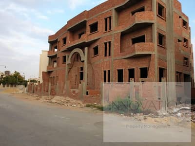 قصر في كمباوند النخيل علي الطوب الاحمر برخصه الشقق الفندقيه يطل علي جنينه 5 فدان وبحيره صناعيه , بدروم و دور ارضي و اول و ثاني و روف و حمام سباحه