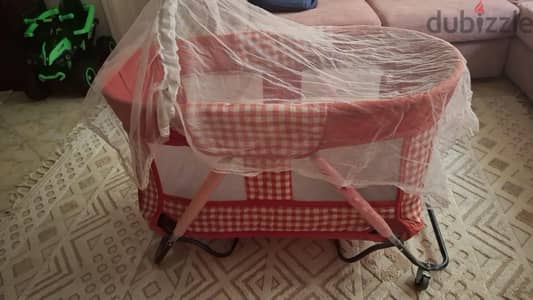 سرير اطفال هزاز وكبير و٣ مستويات ارتفاع ماركه  baby home