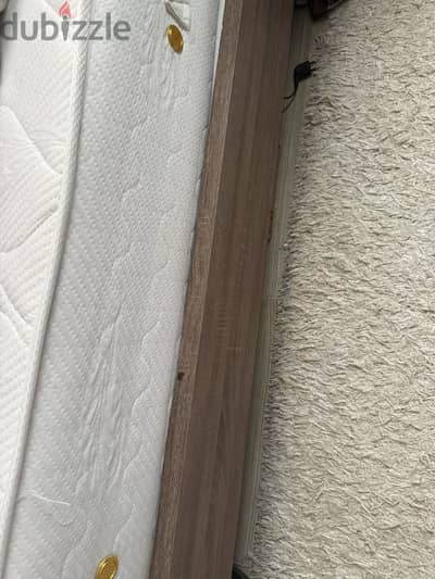 Home center bed سرير بحالة ممتازه بالمرتبه جديده البيع لدواعي السفر