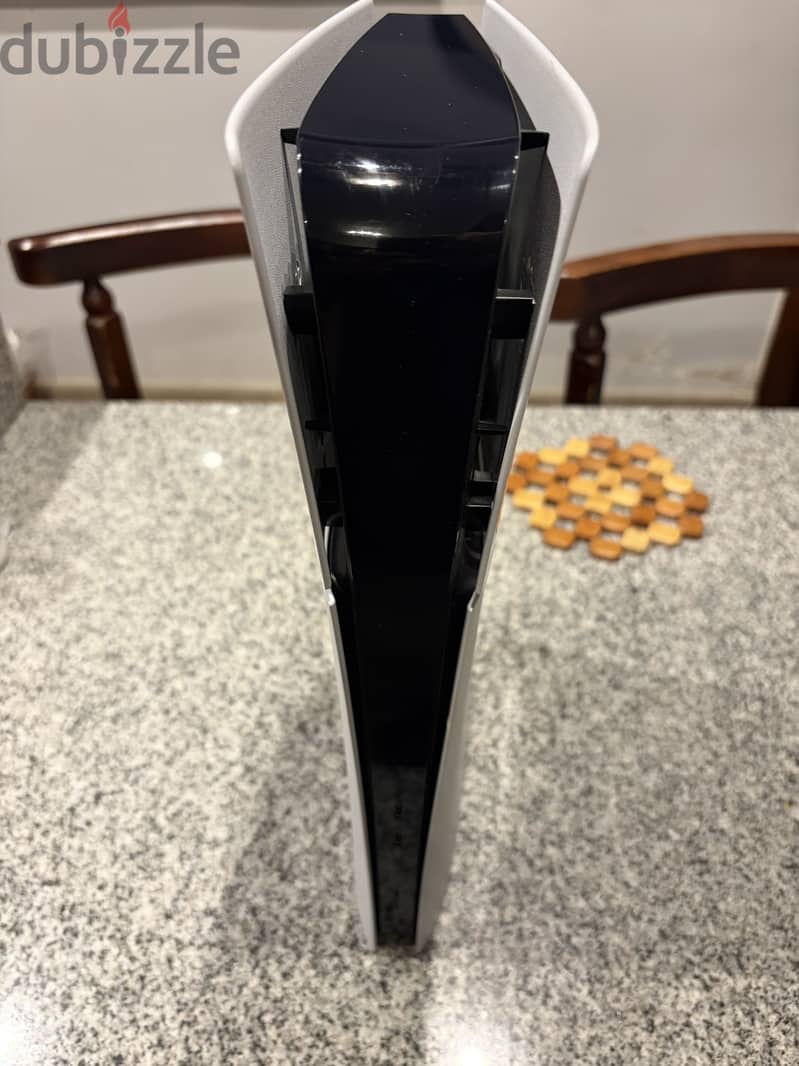 PS5 Slim Digital Version + 3 Controllers 1