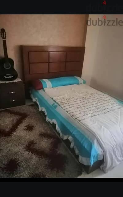 غرفة نوم كامله حالتها ممتازه سرير ودولاب تسريحه وكمودينو