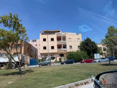شقه للبيع في مدينة العبور الحي الرابع الفيلا علي خط 10 مباشر امام الميدان يوجد عداد كهرباء خاص بالشقة استلام فوري الشقة متشطبة