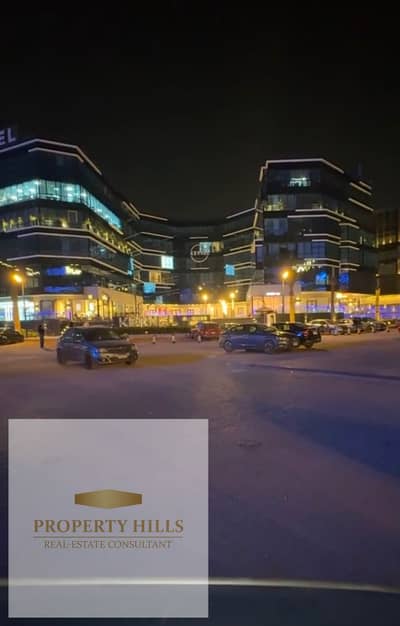 A ready-to-move-in shop on North 90th Street will generate a monthly return of 99,000 in a residential compound area in New Cairo. Installment plans are available.