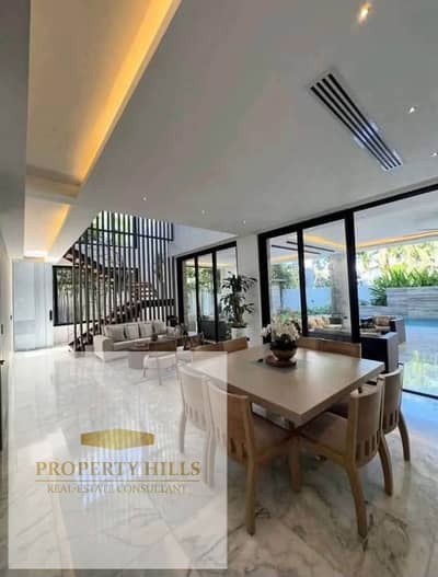 3-Story Standalone Villa for Sale at Contract Price Only    Located in the heart of the Golden Square, directly on South 90th Street, and only 5 minut