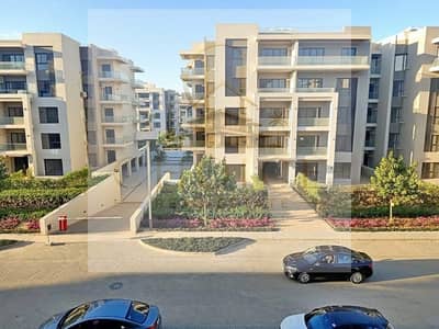 4-bedroom duplex, resale directly from the owner, finished to "Ultra Super Lux" standards. Offered at a price lower than the developer's rate. Located