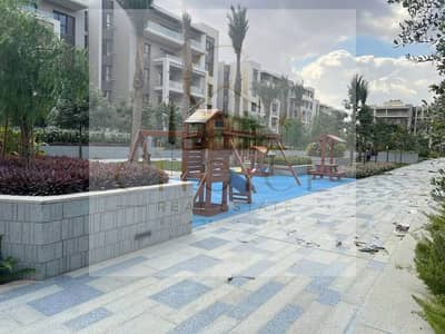 For sale by the owner: A 3-bedroom ground-floor apartment in the Idris East compound (Fifth Settlement), just minutes from 90th Street. It features "S
