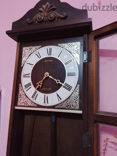 ساعه قديمه تحفه فنيه اثريه بحالة جيدة وفريده من نوعها