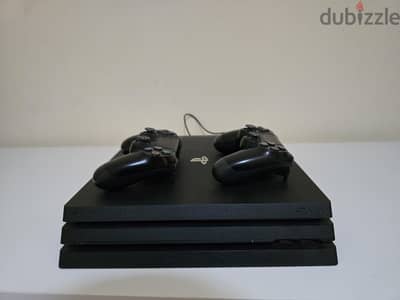 بلايستيشن 4 برو 1 TB حاله ممتازه وارد الامارات معاه دراعين اصلي