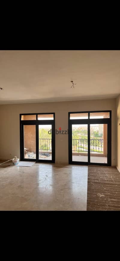 شقة للايجار نص مفروش بفيو رائع وموقع مميز في كمبوند ميفيدا كمبوند راقي  على شارع التسعين الجنوبي مباشرة قريب من ميدان سوديك والجامعه الامريكية