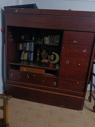 سرير  بمكتبه