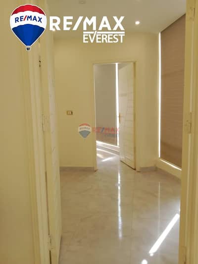 Office for Rent in El Moez Mall - Near Courtyard - 60 sqm - 3 Rooms - 2 Bathrooms - 4 ACs - Super Lux - Rare Opportunity