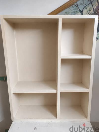 2 مكتبه و 2 مكتب  نفس الشكل  وكرسى مكتب جلد بحاله جيده  للبيع