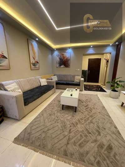 التشطيبات مميزة، مع أثاث مودرن أنيق، والشقة كاملة التجهيز وجاهزة للسكن الفوري.