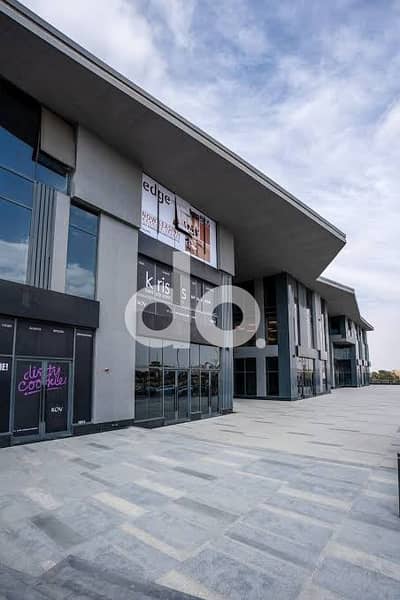 وحدة F&B متميزة للإيجار بمساحة 200م + 120م أوت دور في المربع الذهبي (Golden Square) — موقع استراتيجي بالقرب من الجامعة الأمريكية والتسعين الشمالي