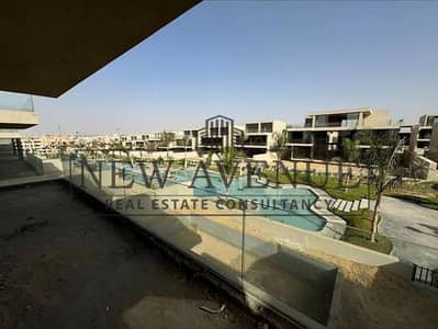 Sky villa بحمام سباحه جاهز للاستلام بموقع مميز يطل علي البحيرة بالطول للبيع في ليك فيو بوتيك فى الجولدن سكوير