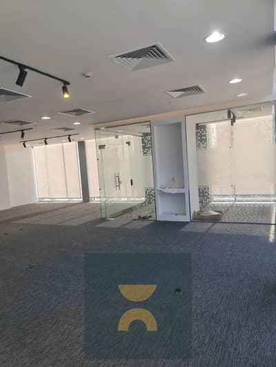 محل تجارى جاهز للمعاينه واجهه أمامى على شارع التسعين مباشرة voke mall قلب التجمع الخامس على محور السادات بجوار كومبوند النخيل