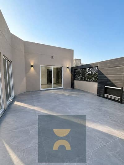 Luxury living and guaranteed investment Duplex apartment with private roof for sale in Hyde Park next to Waterway near La Vista