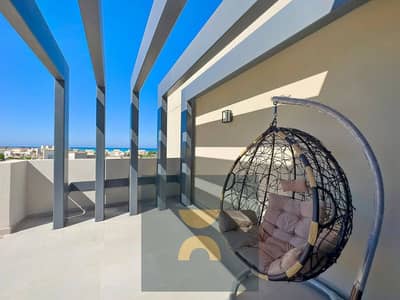 شاليه غرفتين شايف البحر من جميع الغرف مع روف و مدخل خاص  كامل التشطيب High End بالتكيفات فى Cali Coast أفضل موقع براس الحكمه الساحل الشمالى