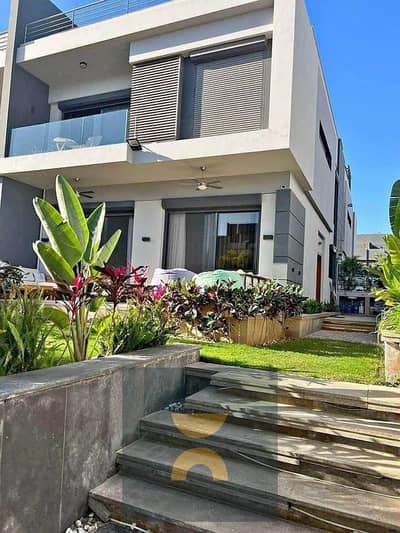 Live in complete privacy in a 5-bedroom seaside villa next to Madinaty and close to Creek Town Saada Hyde Park and Sodic