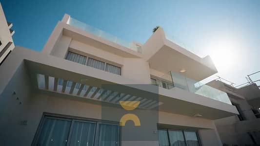 Corner villa with hotel finishing and a wonderful sea view for sale in a prime location on the North Coast next to La Vista and Sea Shore