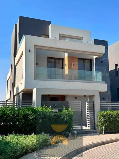 لراغبى السكن الراقى او الاستثمار المضمون متاح الان فيلا مع Private Pool فى أفضل موقع بجوار مدينتي و بالقرب من سوديك و سوان ليك ستون بارك و ماونتن فيو