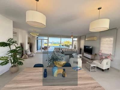 عاين الان في الساحل فيلا استاندالون  fully seaview علي البحر مجهزة بالكامل مع بخصم 30 % من سعرها و الباقي اقساط بالقرب من سي شيل جون مراسي للبيع