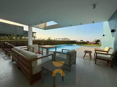 فيلا فاخرة صفوف اولي علي البحر seaview تشطيب كامل بالتقسيط في سي شور راس الحكمة الساحل الشمالي بالقرب من ازها ومدن و بيت البحر و مراسي وهاسيندا للبيع