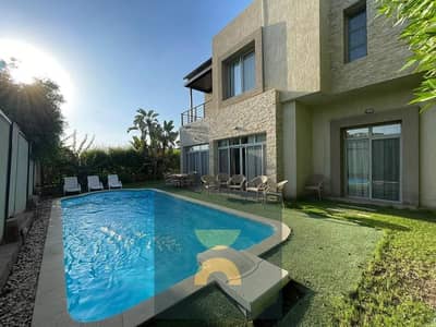 تاون هاوس مميز  fully finished مع pool وتقسيط وبخصم مميز علي طريق السويس مباشرة بالقرب من لافيستا الشروق و الجار و باتيو هيلز وماياان للبي