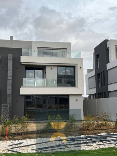 Double View Villa with Landscape and Lake An opportunity for living and investment in a prime location minutes from Palm Hills and Mountain View