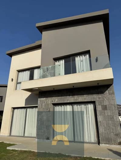 فيلا للبيع مع حمام سباحه بأطلاله خياليه على سنترال بارك خصوصيه كامله سعرها لقطه جدا دقايق من بالم هيلز و ماونتن فيو و بالقرب من مفيدا و سوديك