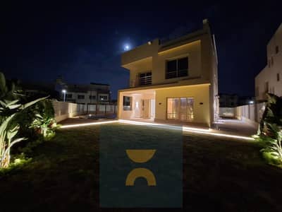 فيلا كورنر تاون هاوس 3 طوابق (مرحلة فيلات فقط) تقسيمه مميزة علي garden علي طريق السويس بجوار مدينتي للبيع بالقرب من المستقبل سيتي و التجمع الخامس