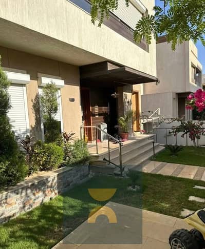 Double View Villa with Landscape and Lake An opportunity for living and investment in a prime location minutes from Palm Hills and hydepark sodic