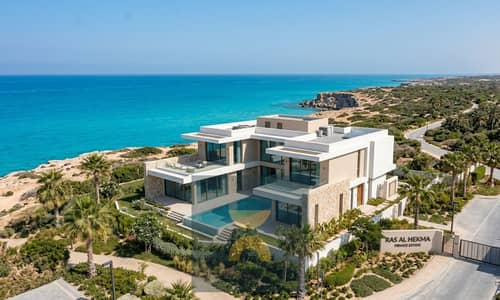 فيلا للبيع 1000 م² صف أول بحـر + Private Pool في افضل لوكيشن في الساحل الشمالي بالقرب من فوكا باي و لا فيستا و سول اعمار ودقايق امواج و مراسي