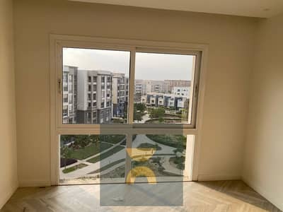 شقة 3 غرف + ناني روم prime location بالتقسيط او بخصم مميز للبيع في التجمع السادس دقائق من هايد بارك وبالم هيلز  و AUC التجمع الخامس وديستركيت 5