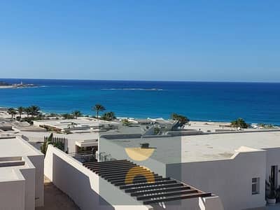 شالية seaview علي بعد 200 للبحر في قلب خليج راس الحكمة بفيو بارنوامي تشطيب فاخر مع التكيفات والمطبخ في مدن الساحل الشمالي بالقرب من سيلفر ساندس للبيع