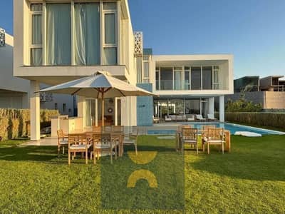 علي خليج راس الحكمة لاول مرة فيلا luxury صف اول علي البحر علي Natural lagoon في مدن الساحل الشمالي بالقرب مراسي  وسول ومرسي بغوش والماظة باي للبيع