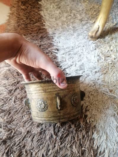 هون نحاس قديم جدا فيه نسبة عالية  هون بس من غير يد ت ٠١٠١٧٢٨١٠٢١