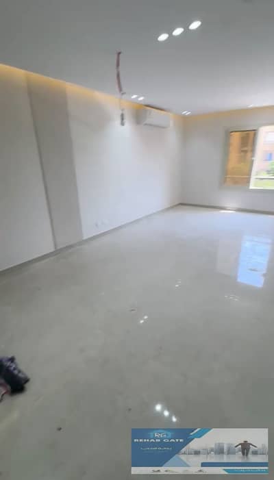 For rent in Al Rehab: 123 sqm unit, directly next to the Old Market. Located on the first floor with an open view; ultra-super-lux finishes.