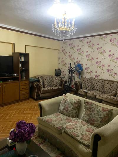 شقه في حدائق الاهرام مساحه 160متر متشطبه جنب عيادات عيباد الرحمن  2غرفه +2 حمام + روف 120 متر الروف متصالح عليه