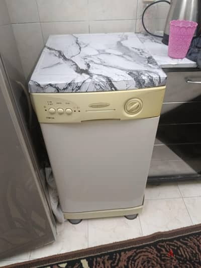 غساله اطباق فريجيدير بحاله ممتازه